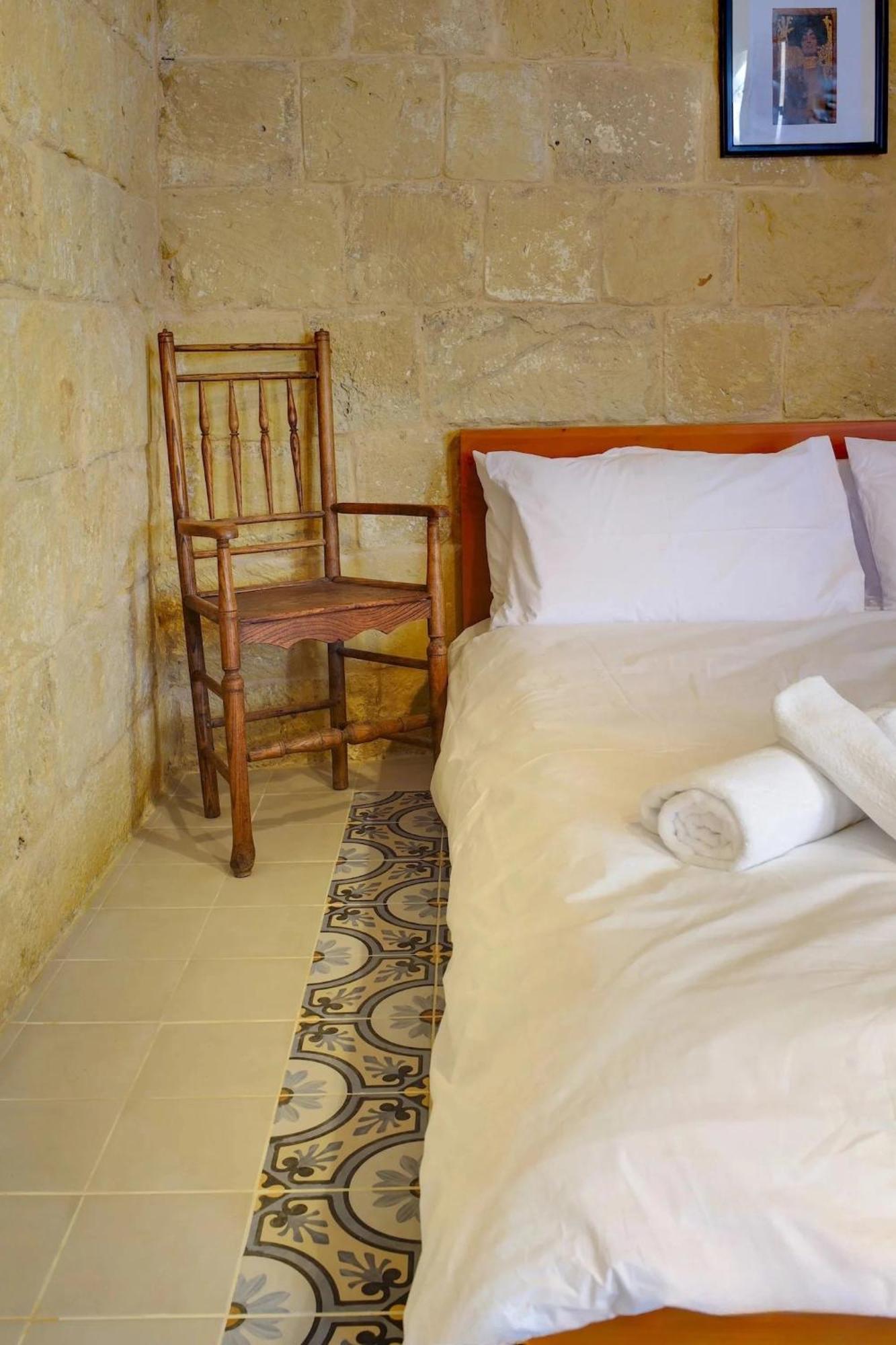 Historic Hideaways - 900 Year Old Converted Studios Вікторія Екстер'єр фото
