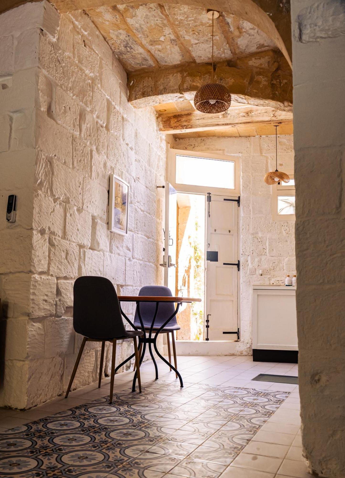 Historic Hideaways - 900 Year Old Converted Studios Вікторія Екстер'єр фото