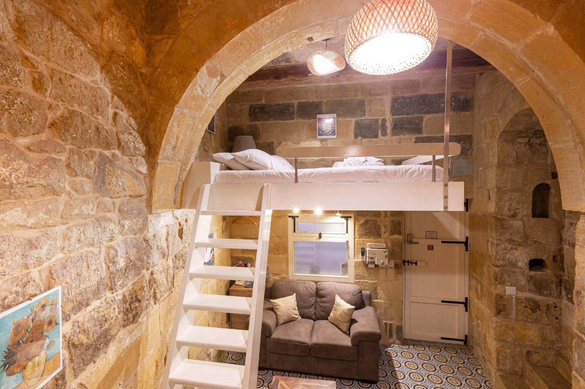 Historic Hideaways - 900 Year Old Converted Studios Вікторія Екстер'єр фото